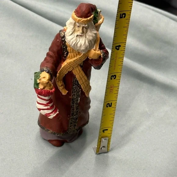 Santa collectible figure in plaster. Santa carries a stocking & basket of treats - Picture 8 of 9